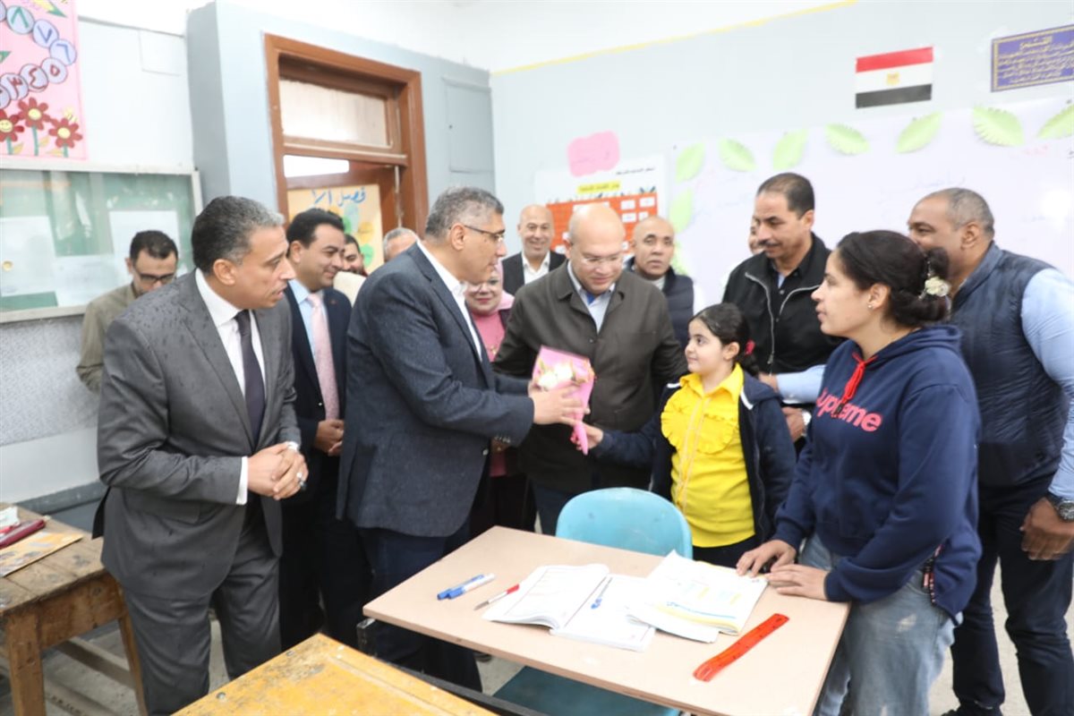 محافظ الجيزة يتابع انتظام العملية التعليمية بمدرسة أسكر الابتدائية