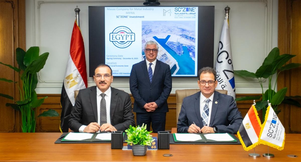 جانب من توقيع عقود المشروع