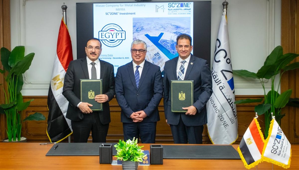 جانب من توقيع عقود المشروع