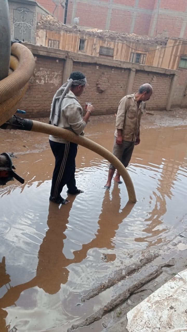 محليات المنوفية تتعامل مع تجمعات مياه الأمطار بقرى الباجور