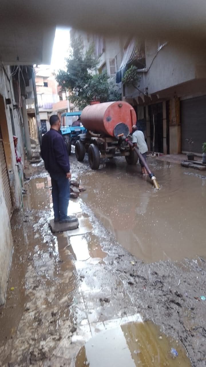 محليات المنوفية تتعامل مع تجمعات مياه الأمطار بقرى الباجور