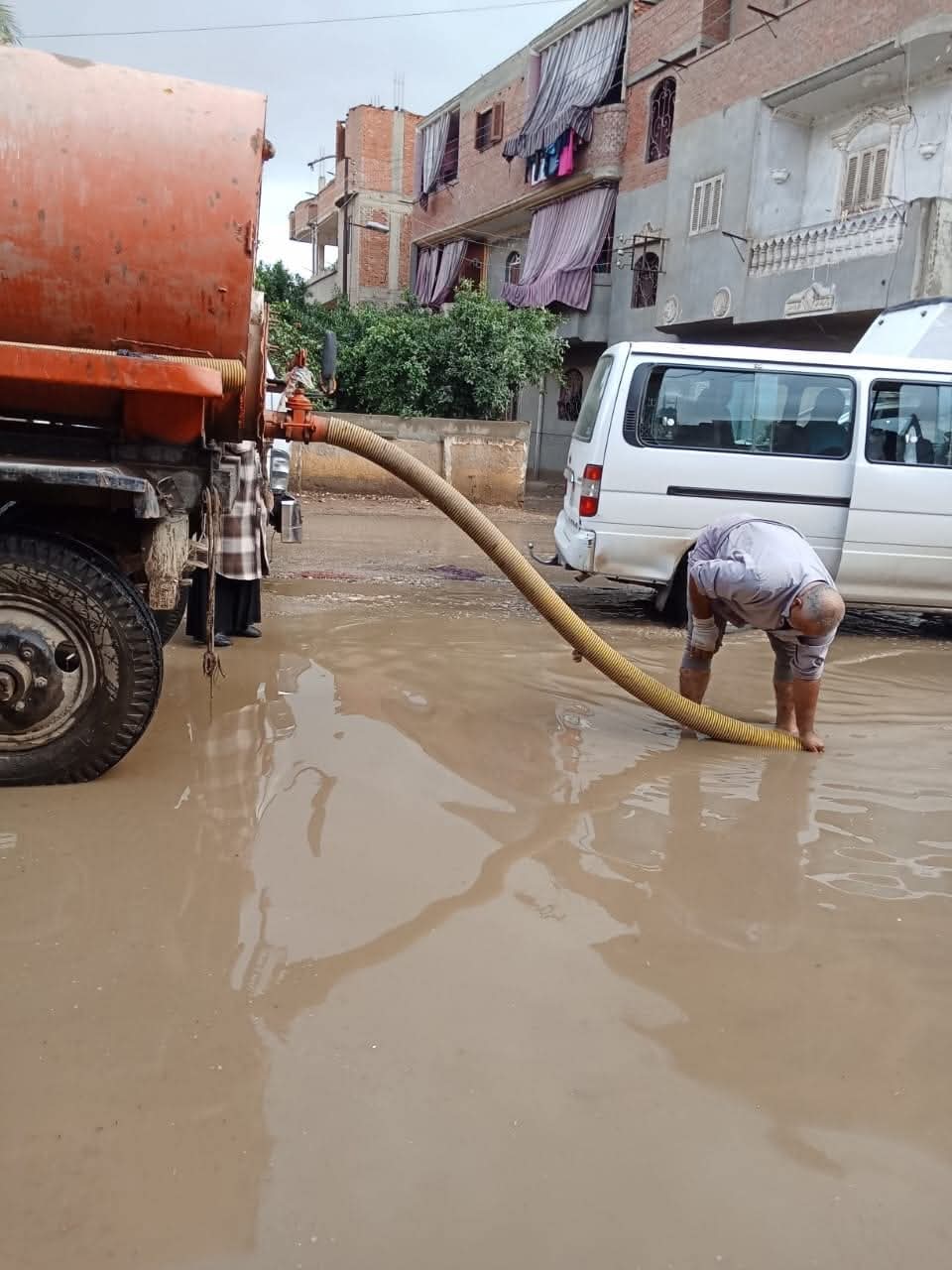محليات المنوفية تتعامل مع تجمعات مياه الأمطار بقرى الباجور