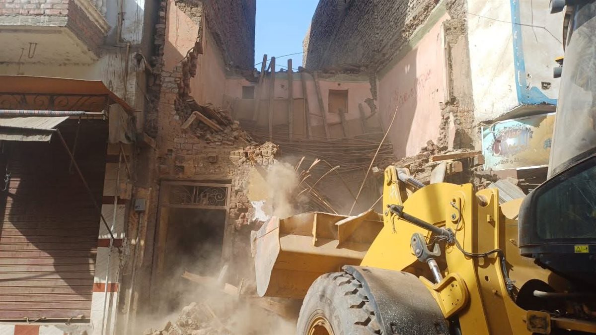 إزالة مبنى آيل للسقوط