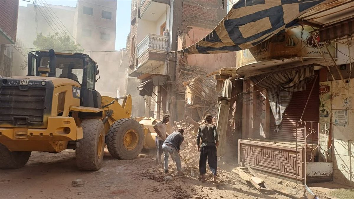 إزالة مبنى آيل للسقوط