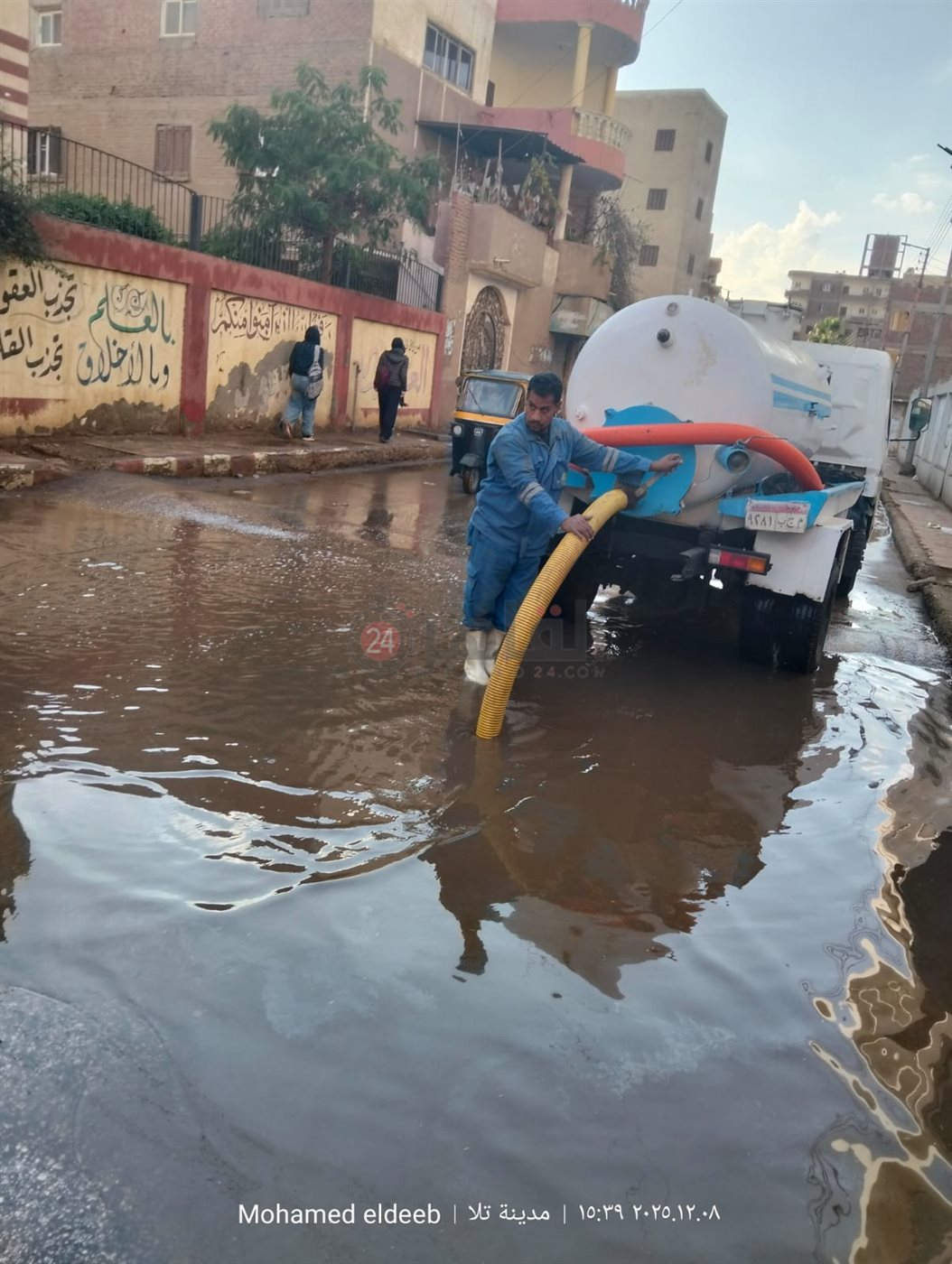 مياه المنوفية تدفع بسياراتها للتعامل مع تراكمات الأمطار