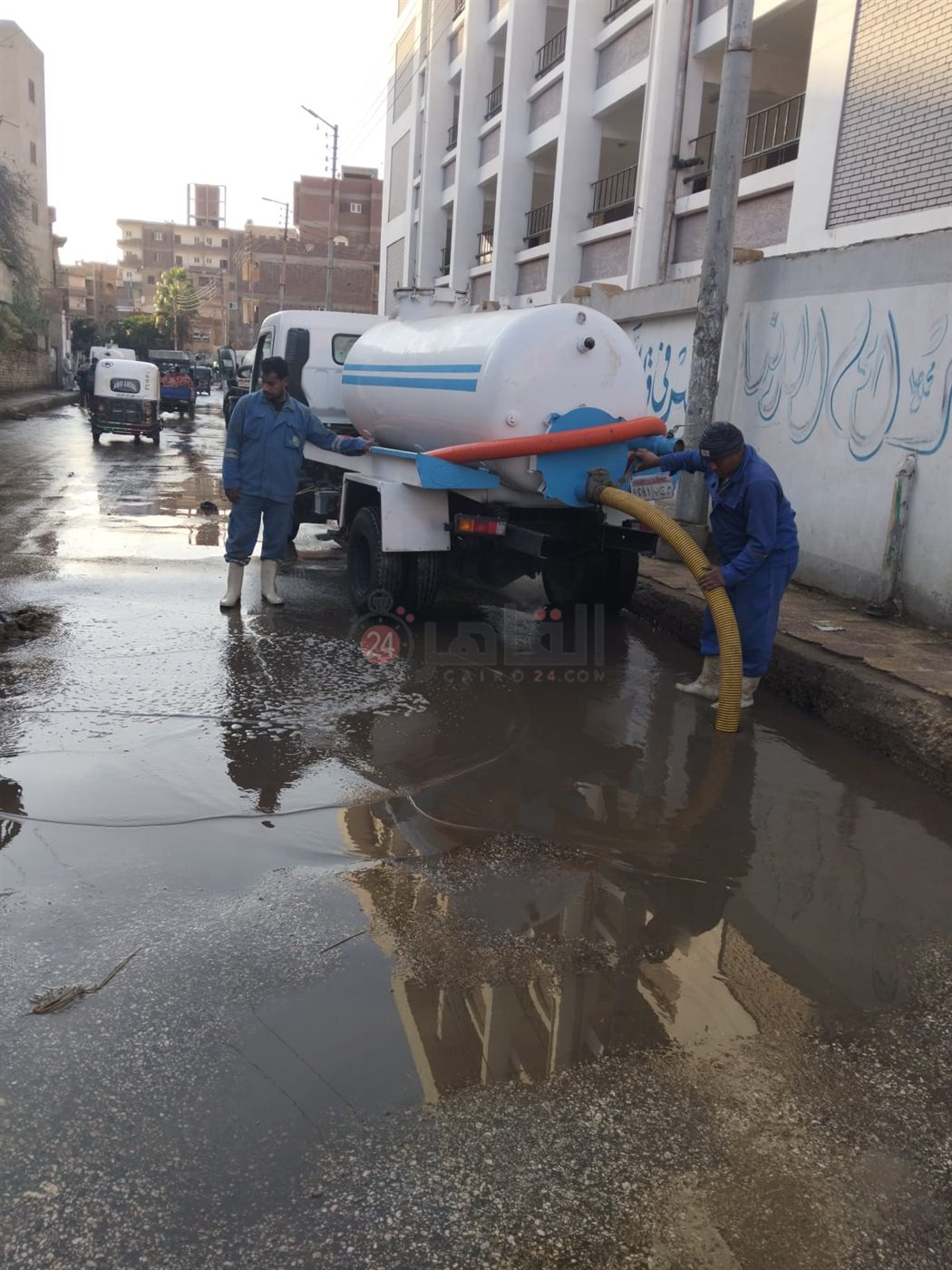 مياه المنوفية تدفع بسياراتها للتعامل مع تراكمات الأمطار