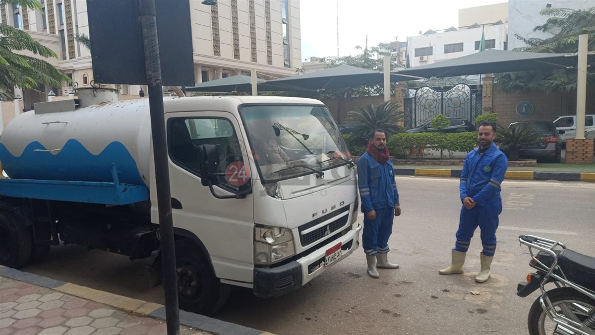 مياه المنوفية تدفع بسياراتها للتعامل مع تراكمات الأمطار