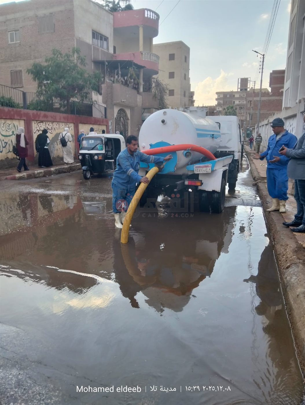 مياه المنوفية تدفع بسياراتها للتعامل مع تراكمات الأمطار