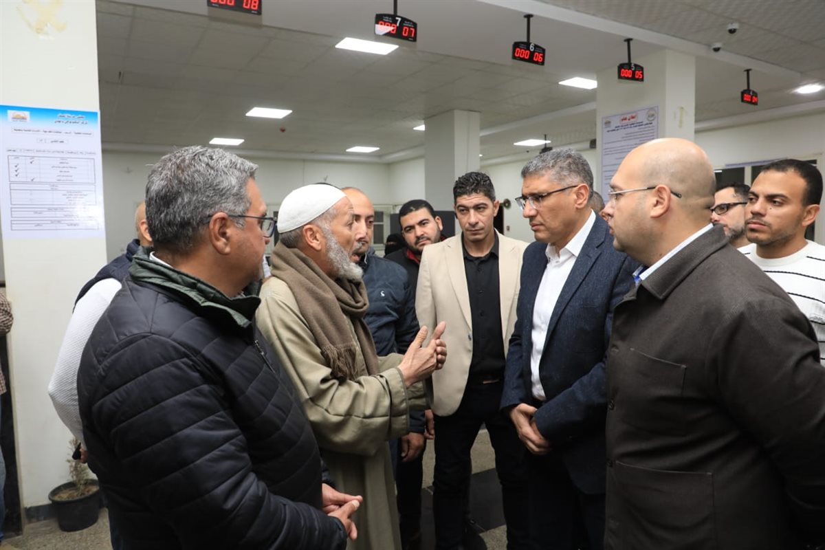 محافظ الجيزة يتفقد المركز التكنولوجي بقرية الودي ويجري تجربة عملية لتقديم المواطنين الطلب بدءا من التسجيل وحتي استلامه 