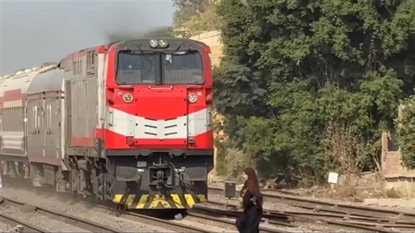 صورة من الواقعة لحظة عبور السيدة أمام القطار 