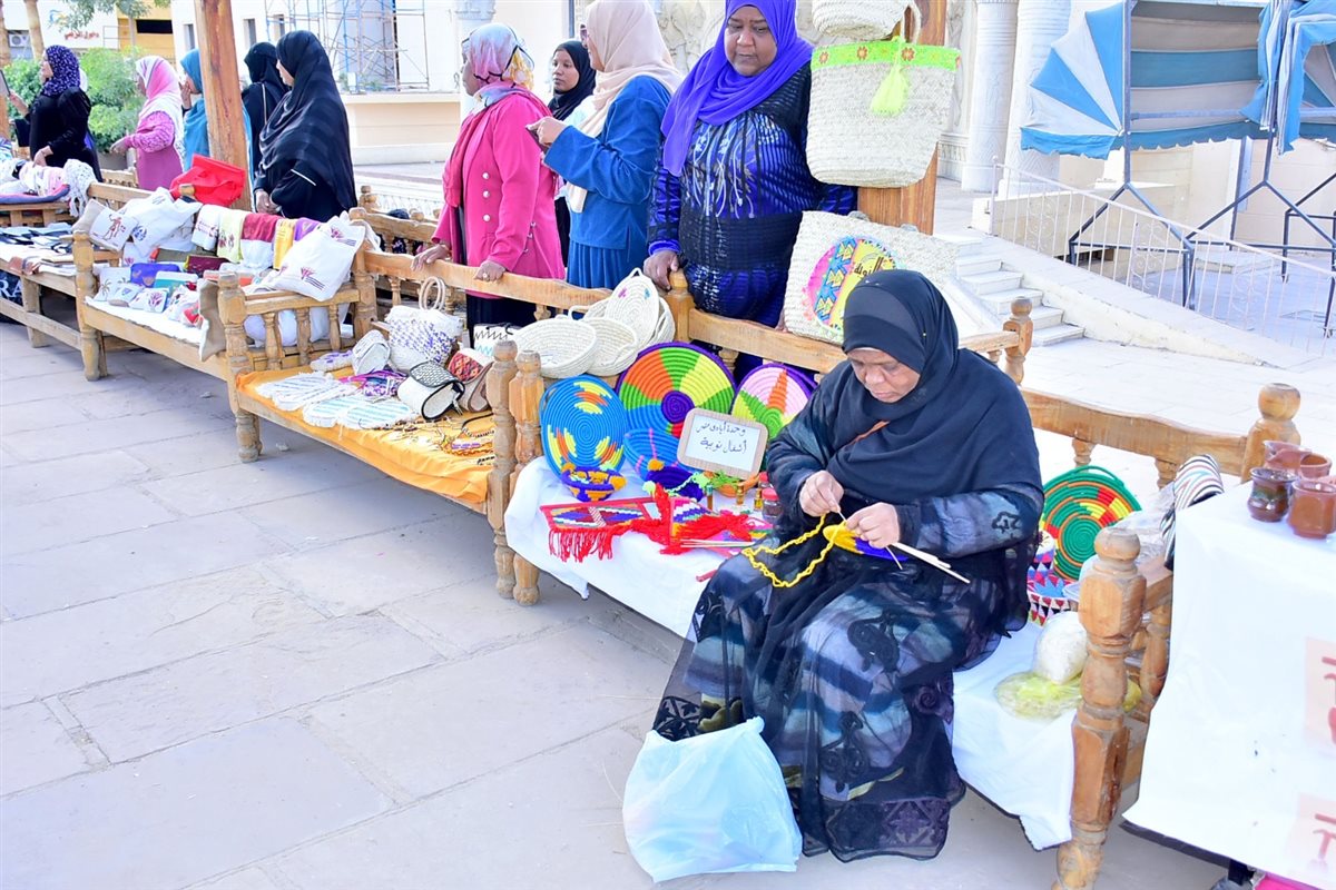 محافظ الأقصر يفتتح معرض أيادي مصر