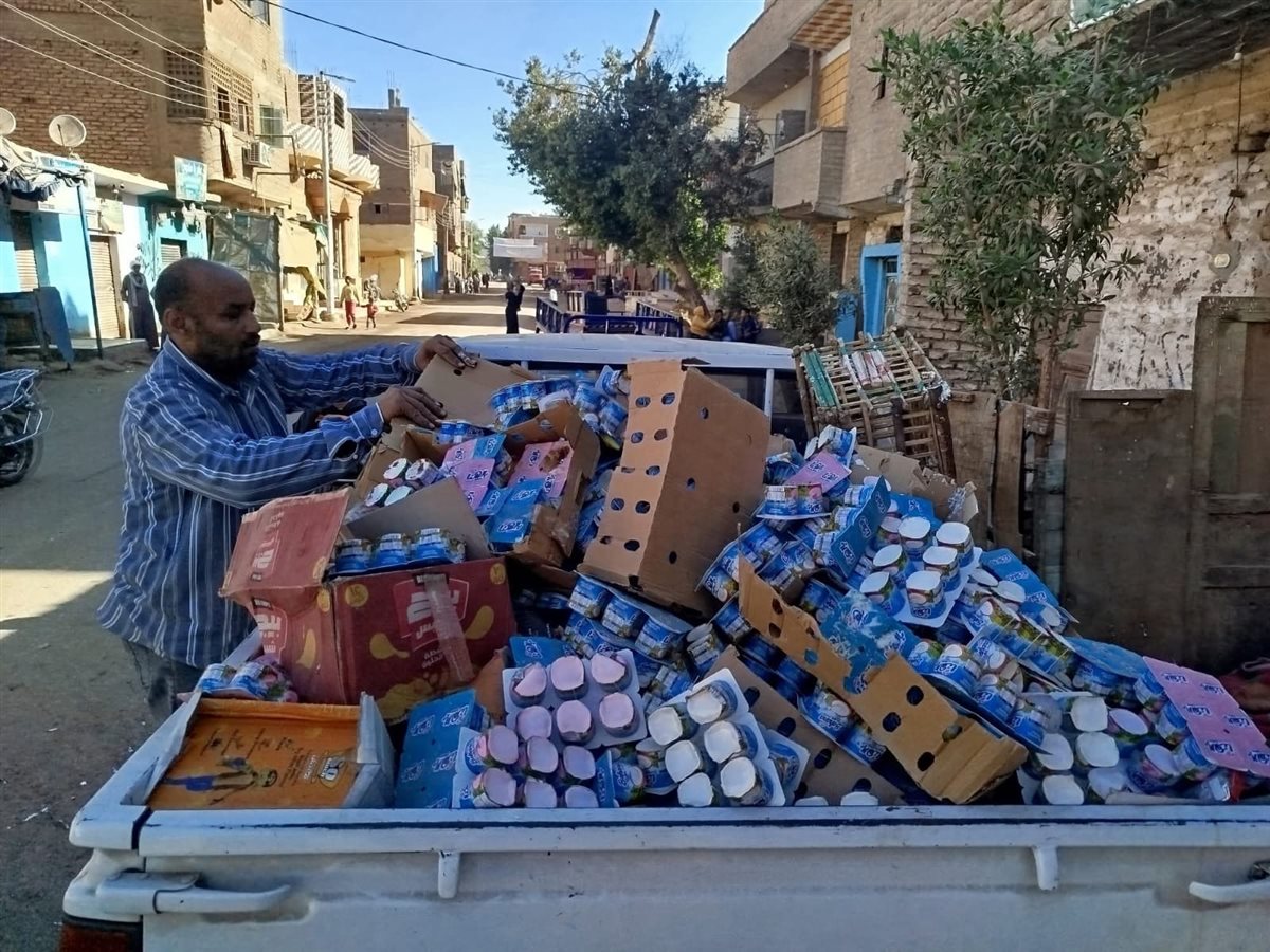 ضبط طن أغذية منتهية الصلاحية بالأقصر