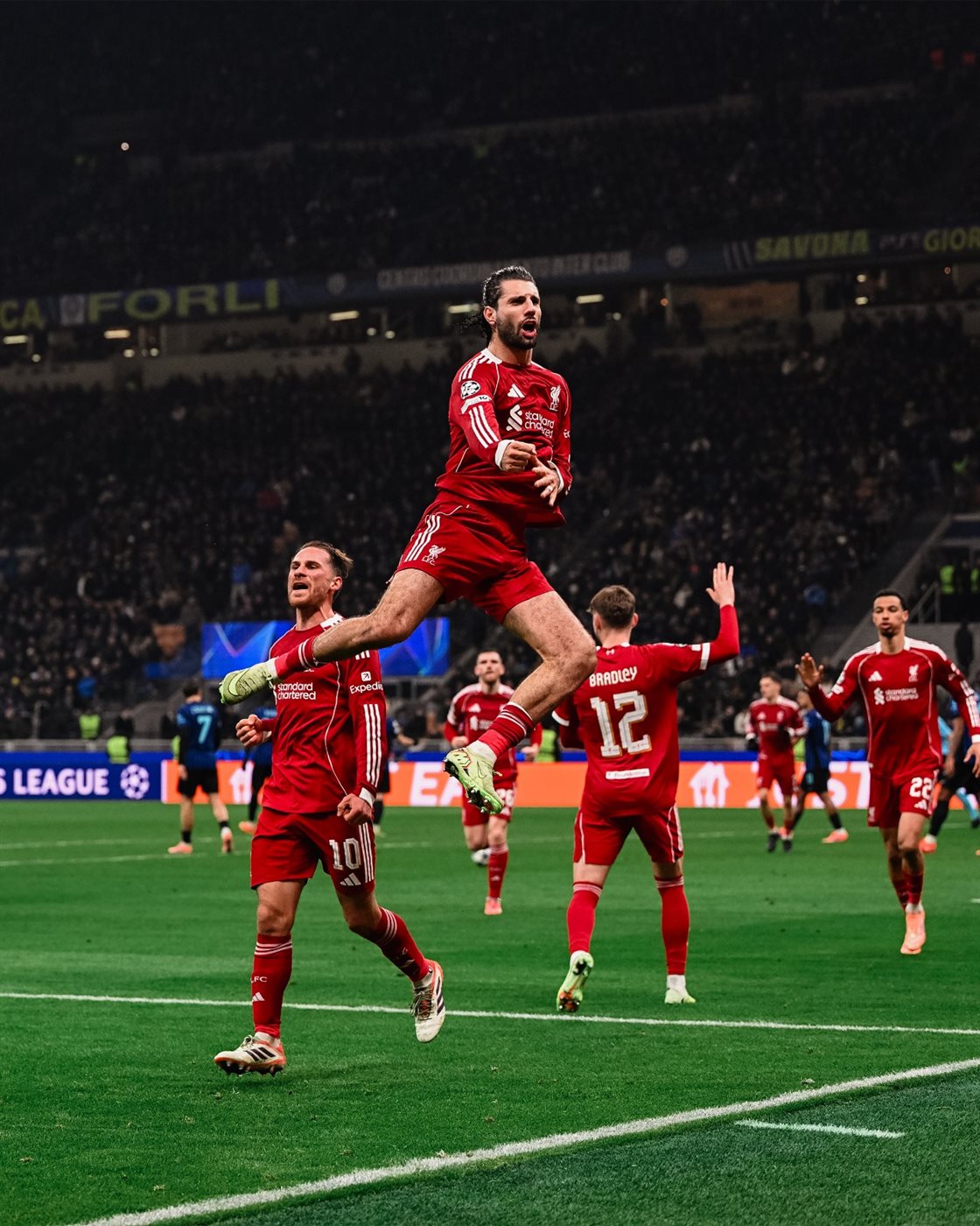 <strong>أحتفال لاعبو ليفربول بهدف دومينيك سوبوسلاي</strong>