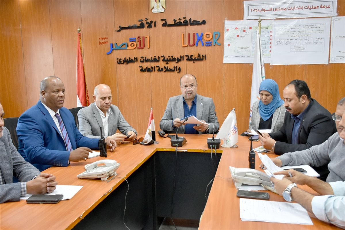 محافظ الأقصر يتفقد غرفة العمليات