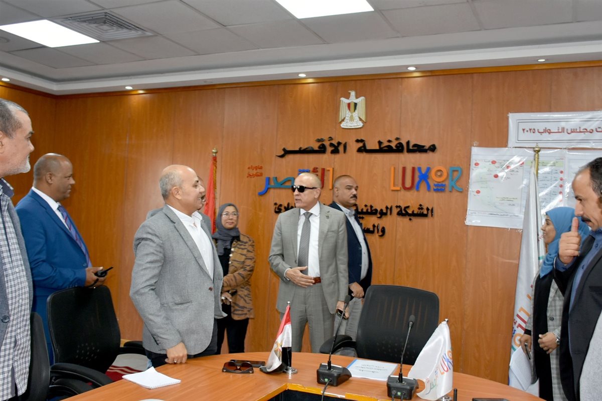 محافظ الأقصر يتفقد غرفة العمليات