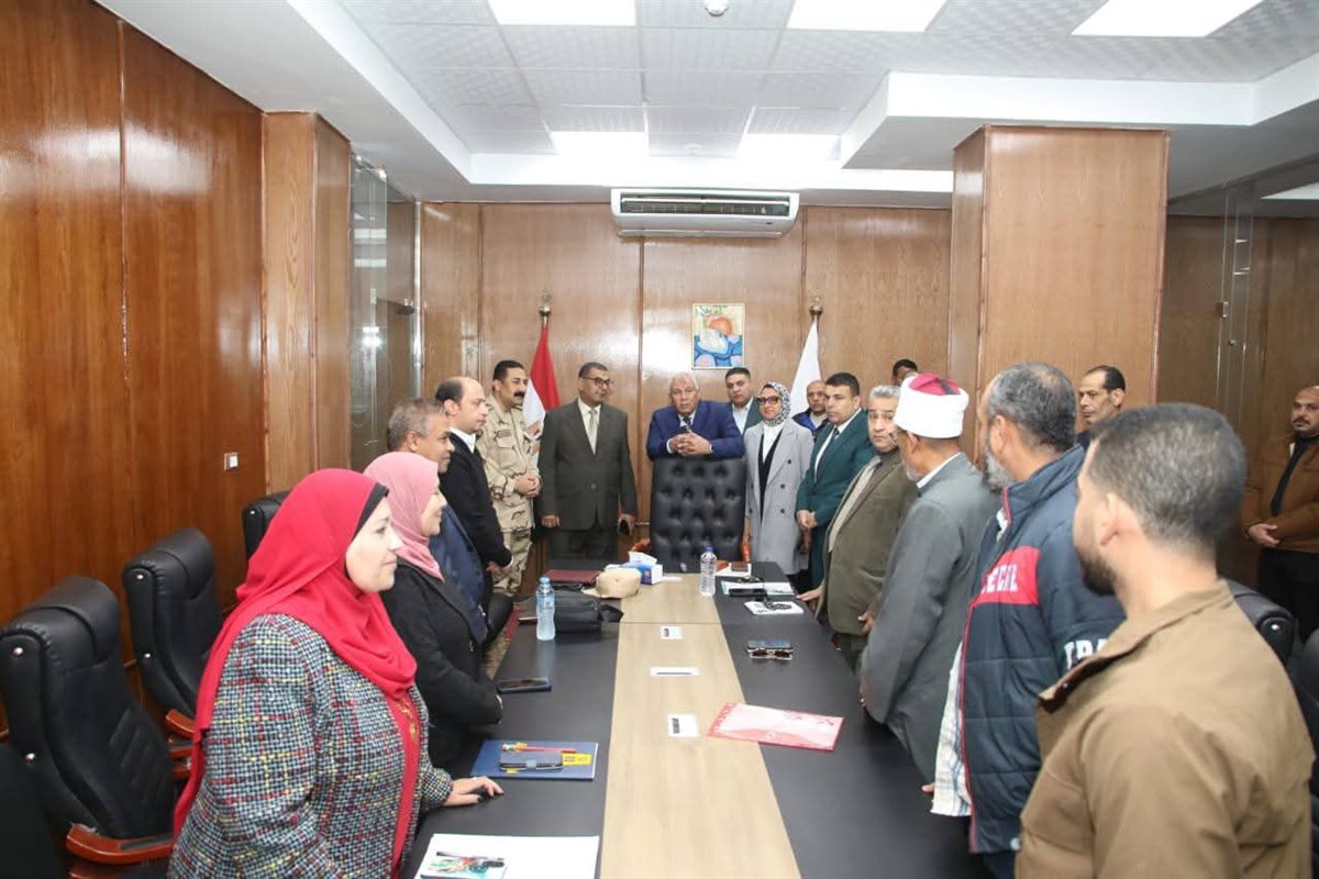 محافظ الوادى الجديد يتابع سير الانتخابات