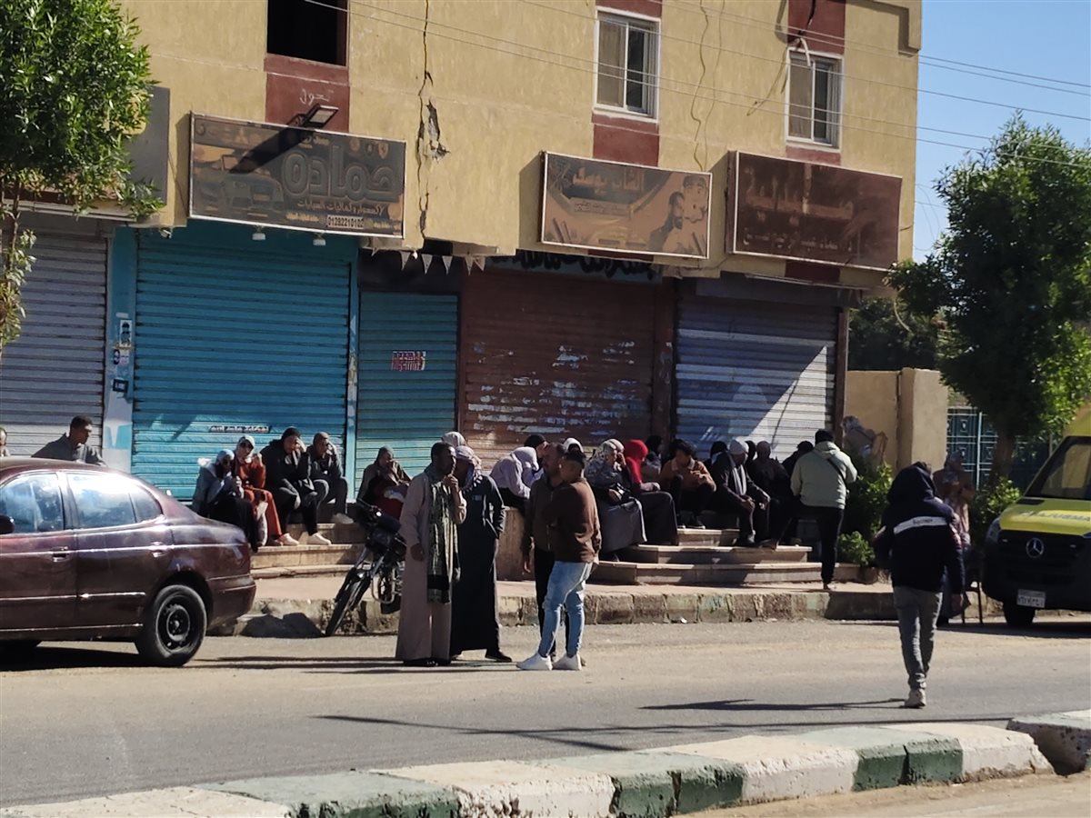 انصار ومندوبي المرشحين بعد ابعادهم من امام اللجان