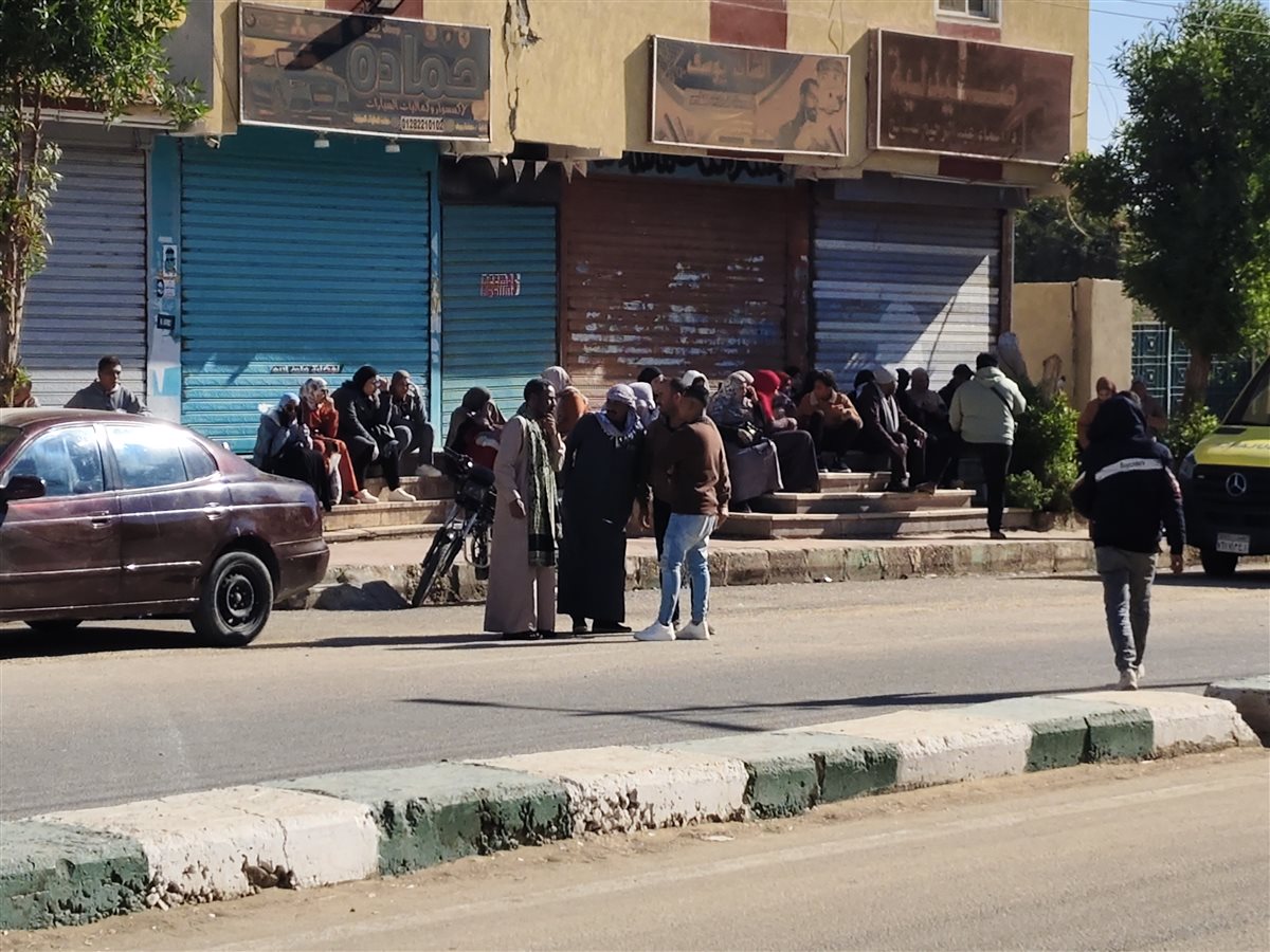 انصار ومندوبي المرشحين بعد ابعادهم من امام اللجان