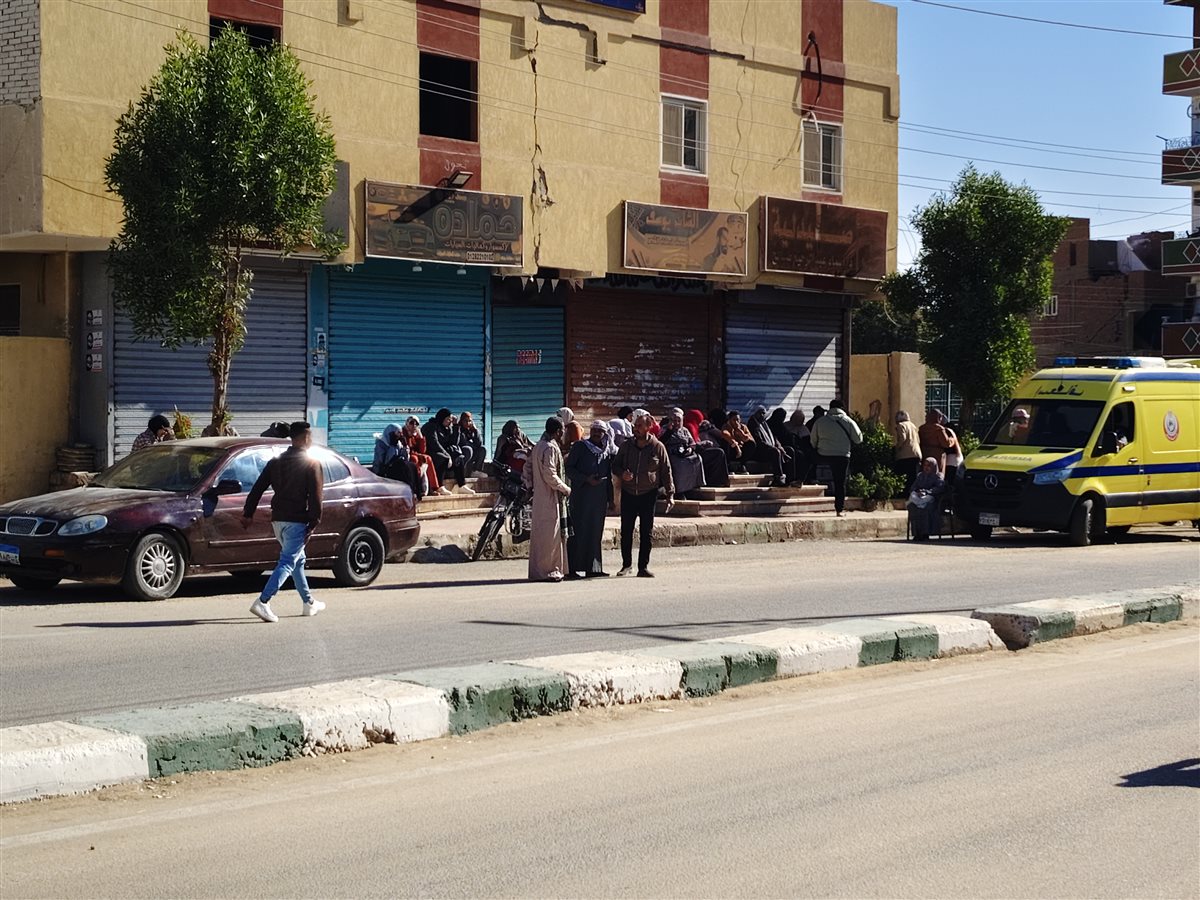 انصار ومندوبي المرشحين بعد ابعادهم من امام اللجان