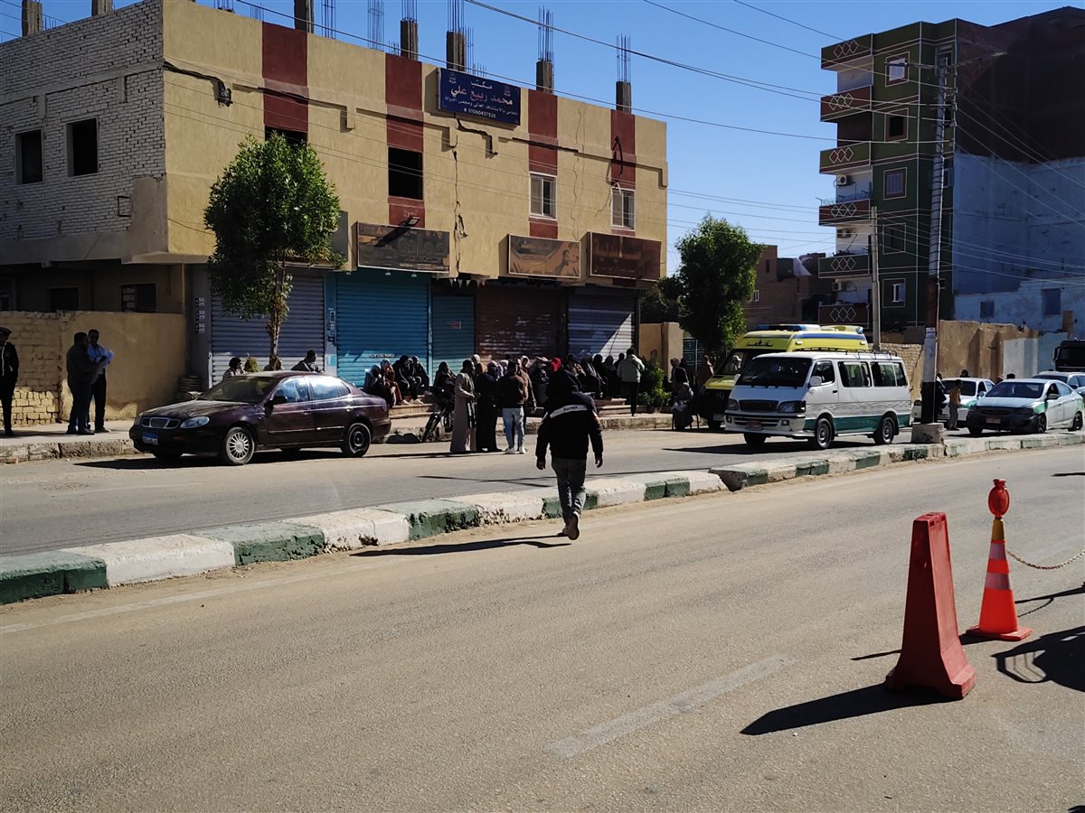 انصار ومندوبي المرشحين بعد ابعادهم من امام اللجان