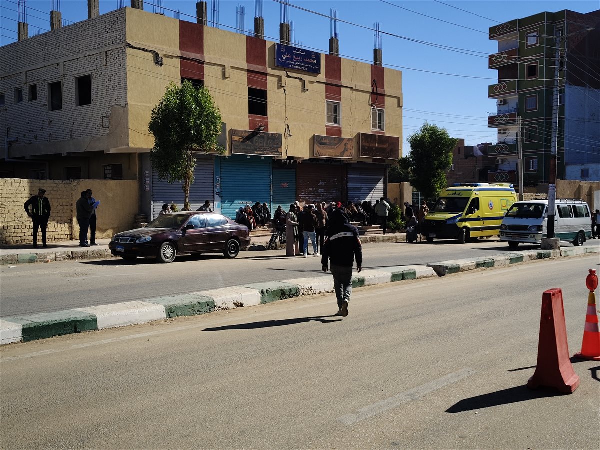 انصار ومندوبي المرشحين بعد ابعادهم من امام اللجان