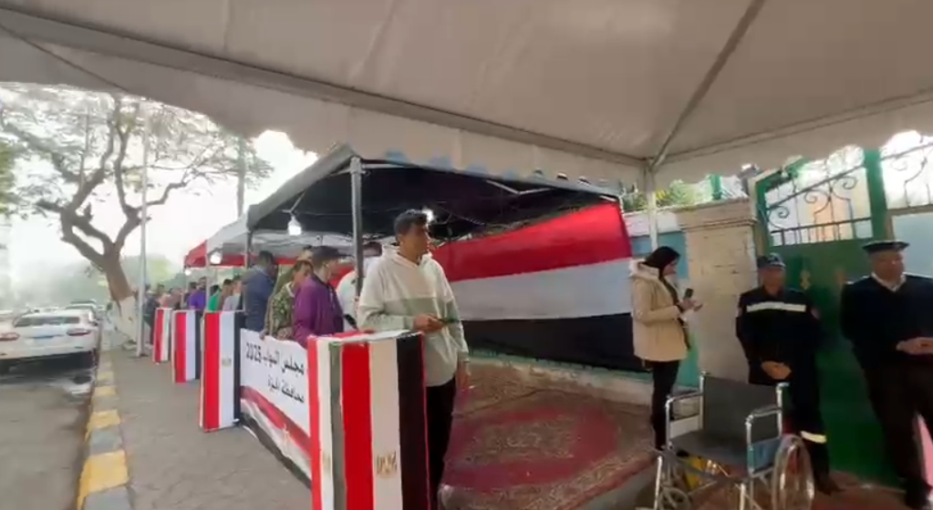 <strong>توافد الناخبين علي مدرسة جمال عبد الناصر بالدقي بجولة الإعادة</strong>