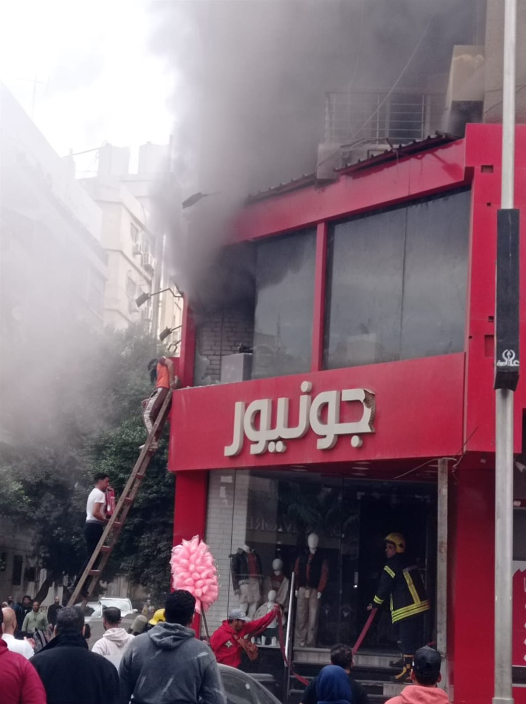 <strong>حريق بمحلات جونيور للملابس بالمهندسين</strong>