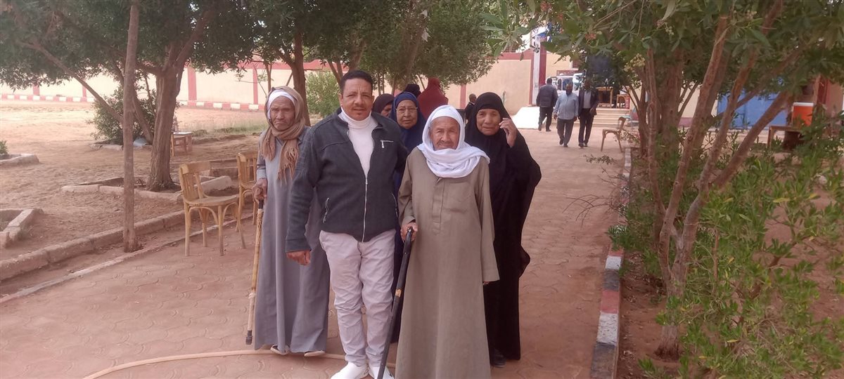 توافد كبار السن على اللجان الانتخابية بالوادى الجديد