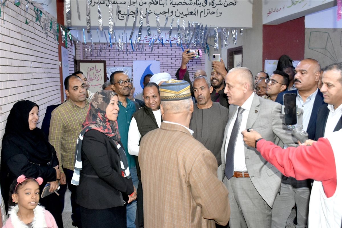 محافظ الأقصر يتفقد لجان الانتخابات