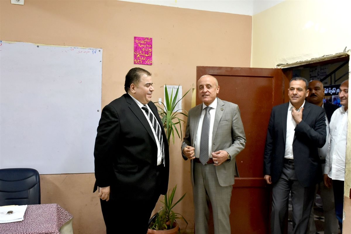 محافظ الأقصر يتفقد لجان الانتخابات