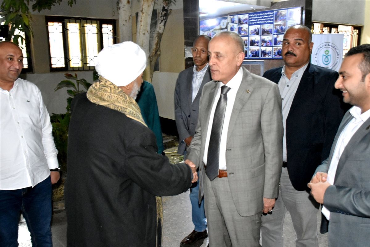 محافظ الأقصر يتفقد لجان الانتخابات