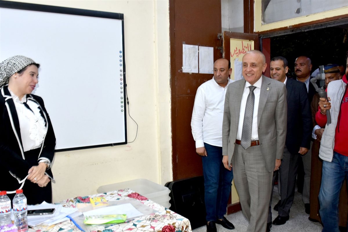 محافظ الأقصر يتفقد لجان الانتخابات
