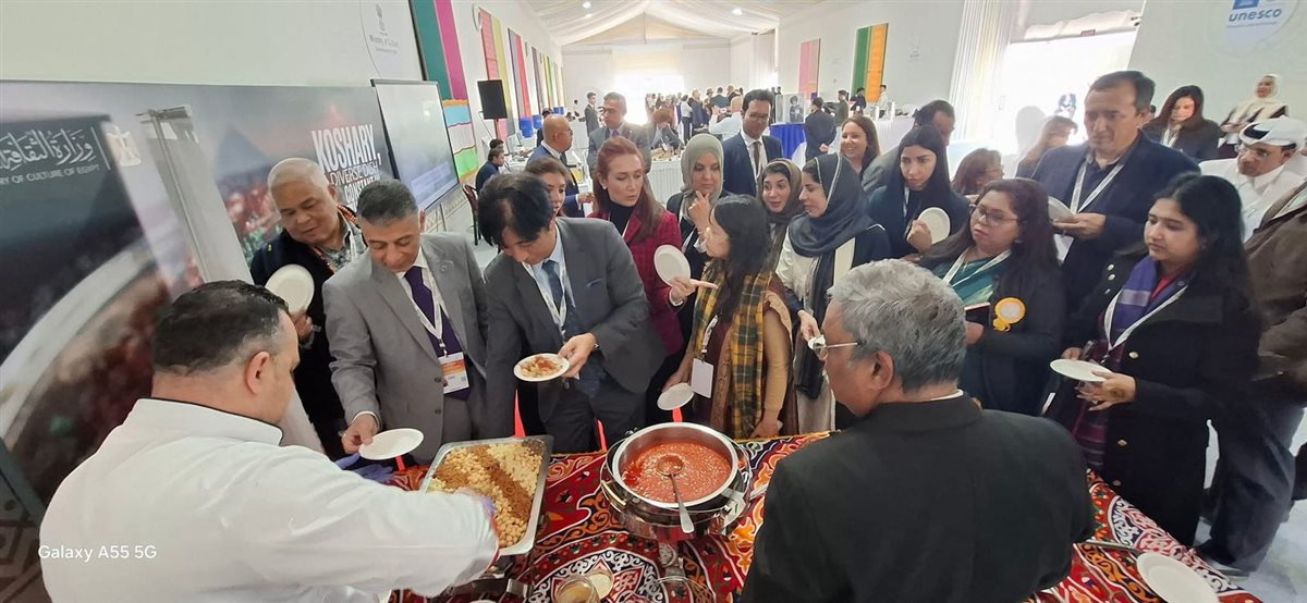 الوفد المصري يحتفل بتسجيل الكشري