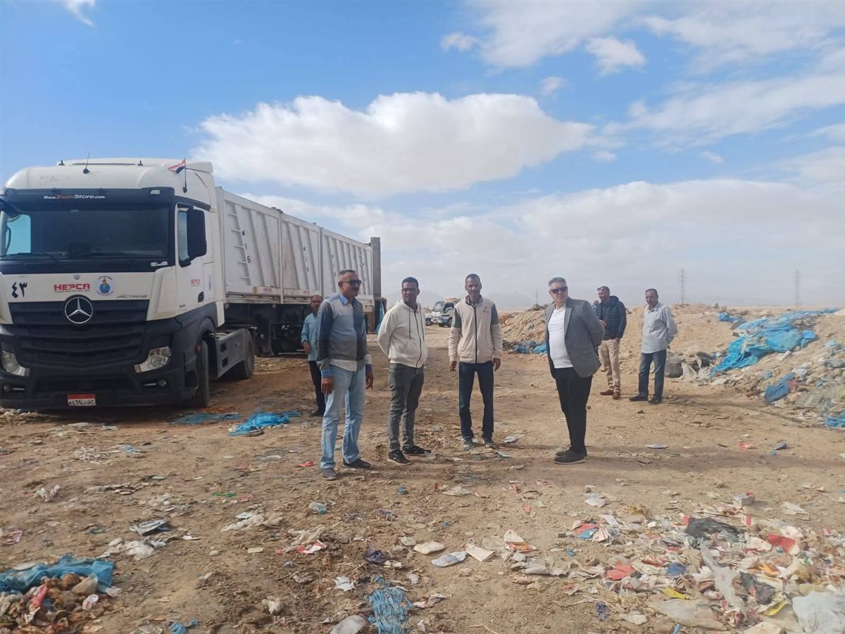 ضبط وإزالة مخزن خردة ومزرعة دواجن بالحرفيين