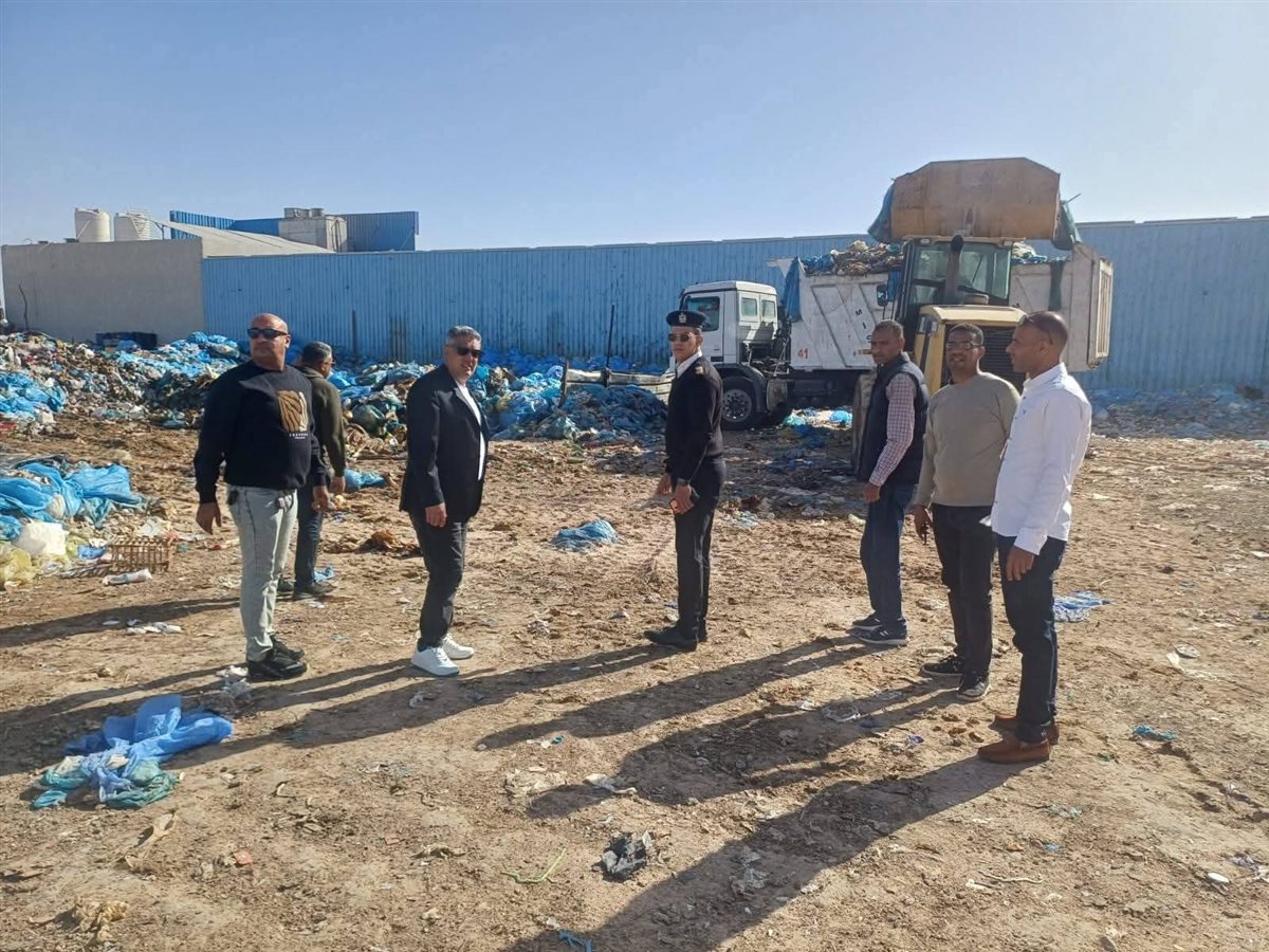 ضبط وإزالة مخزن خردة ومزرعة دواجن بالحرفيين