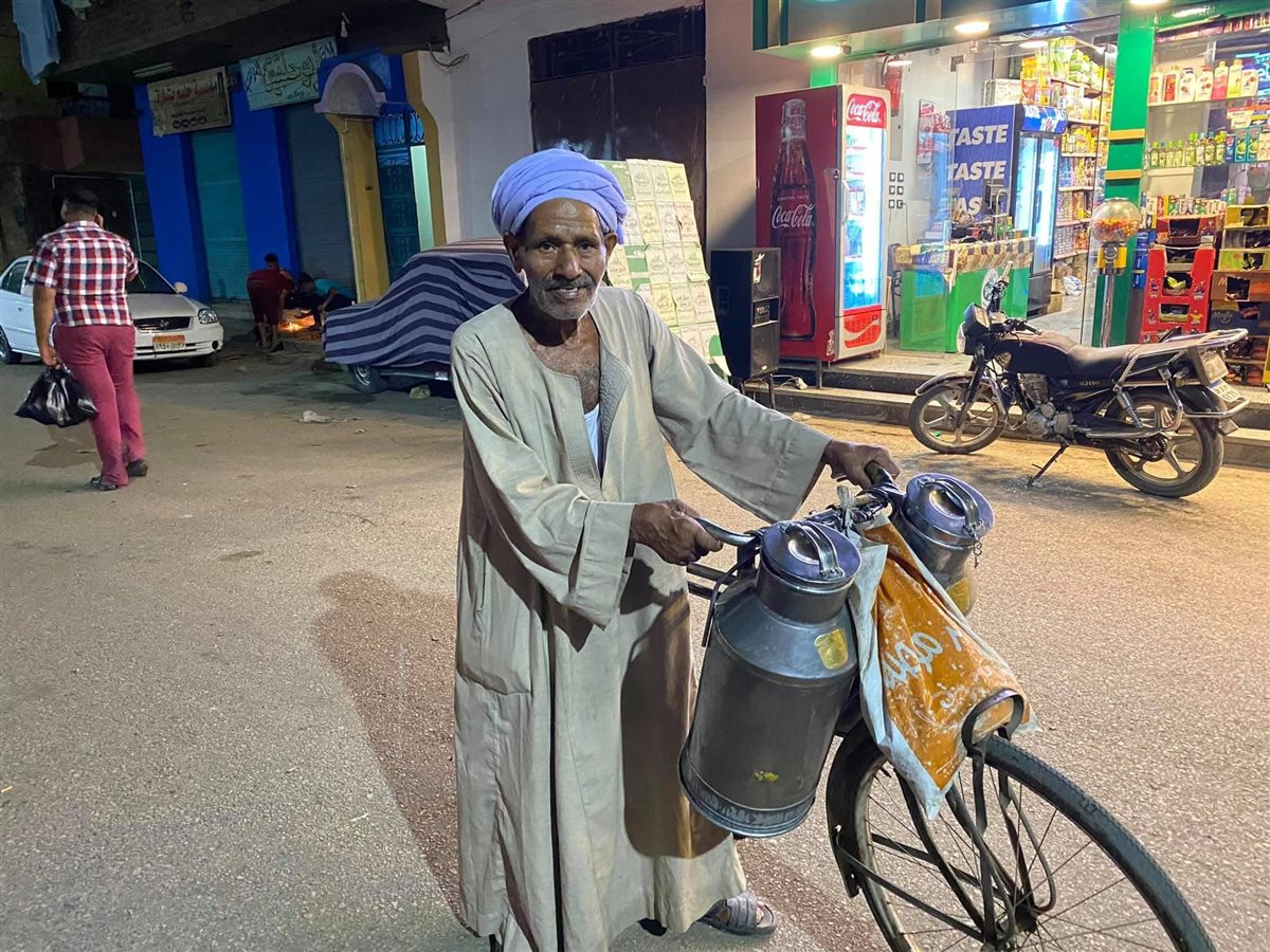 وفاة عم حسين اشهر واقدم بائع لبن متجول بالأقصر