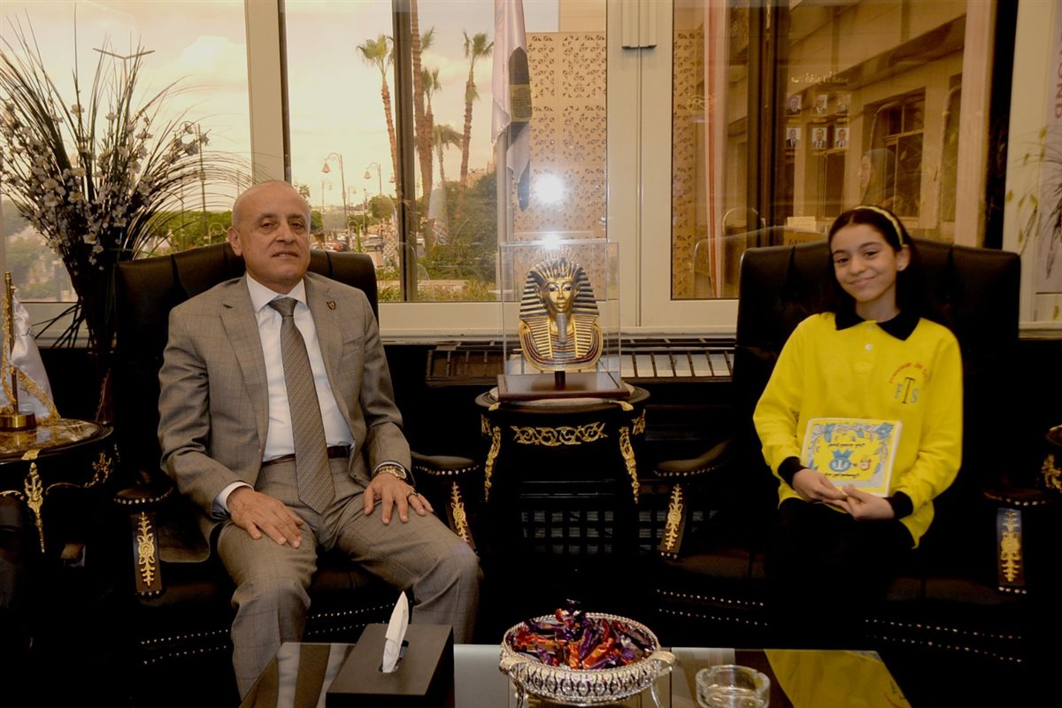 محافظ الأقصر ولقاء مع مذيعة صغيرة