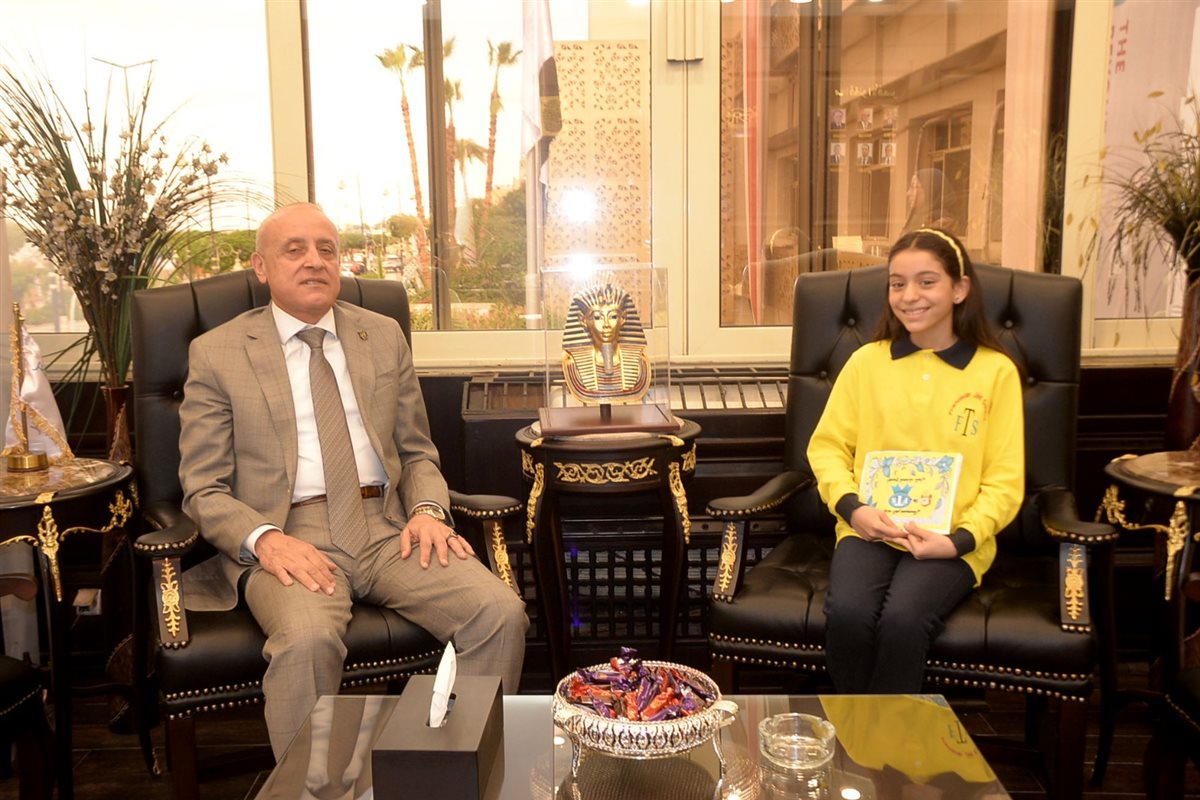 محافظ الأقصر ولقاء مع مذيعة صغيرة