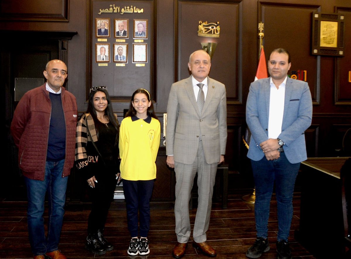 محافظ الأقصر ولقاء مع مذيعة صغيرة