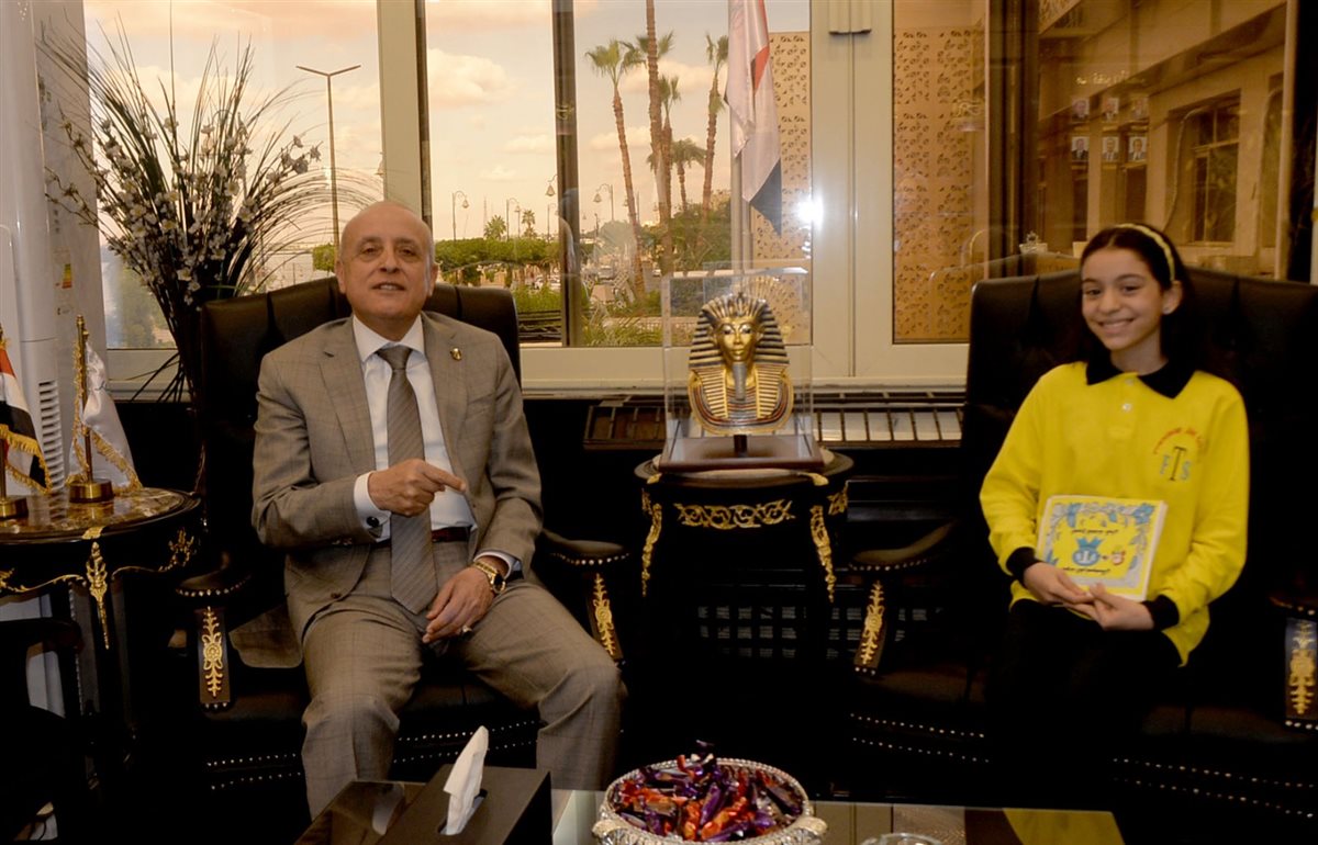 محافظ الأقصر ولقاء مع مذيعة صغيرة