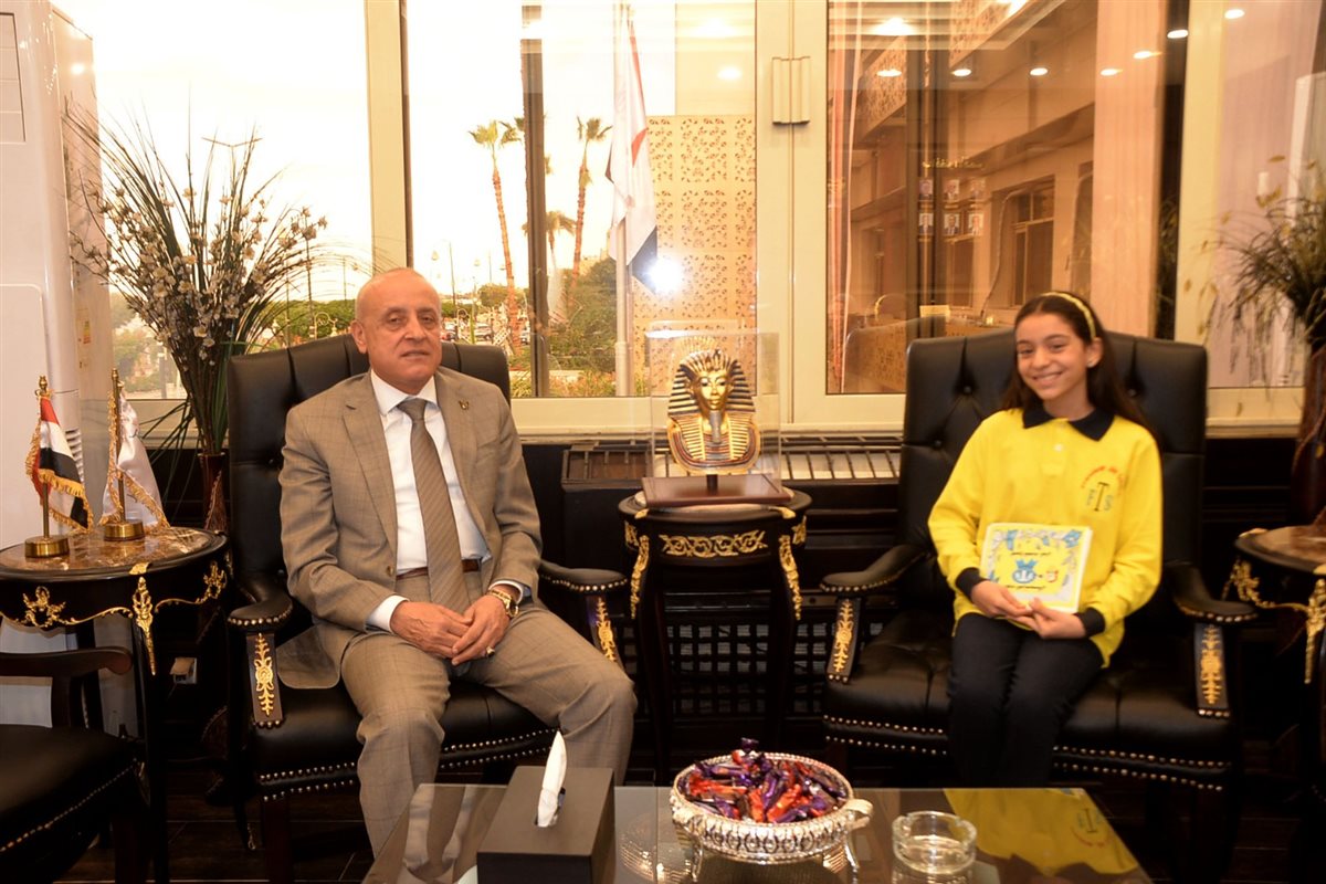 محافظ الأقصر ولقاء مع مذيعة صغيرة