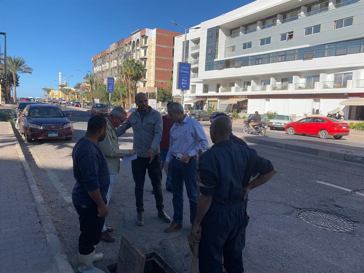 تفقد غرف تصريف مياه الأمطار بمدينة الغردقة