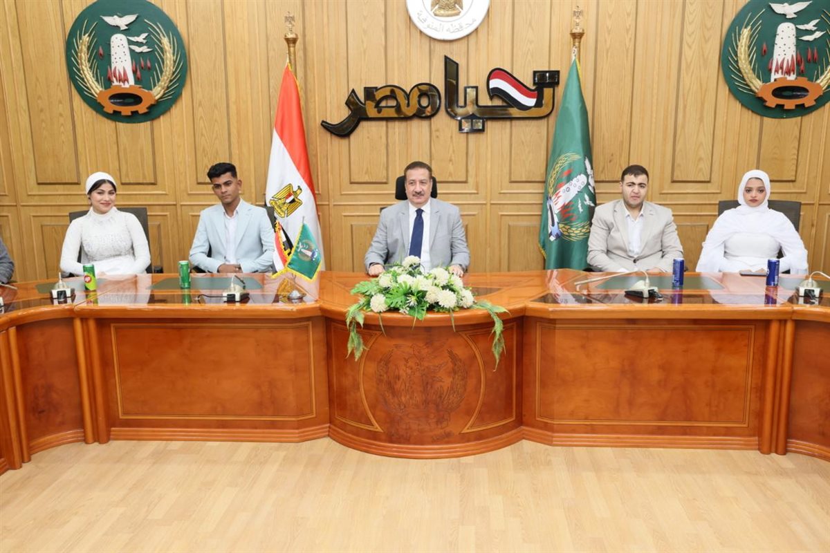 محافظ المنوفية يشهد عقد قران عروسين يتيمين ويوفر لهما سكنًا وفرص عمل ودعمًا ماليًا