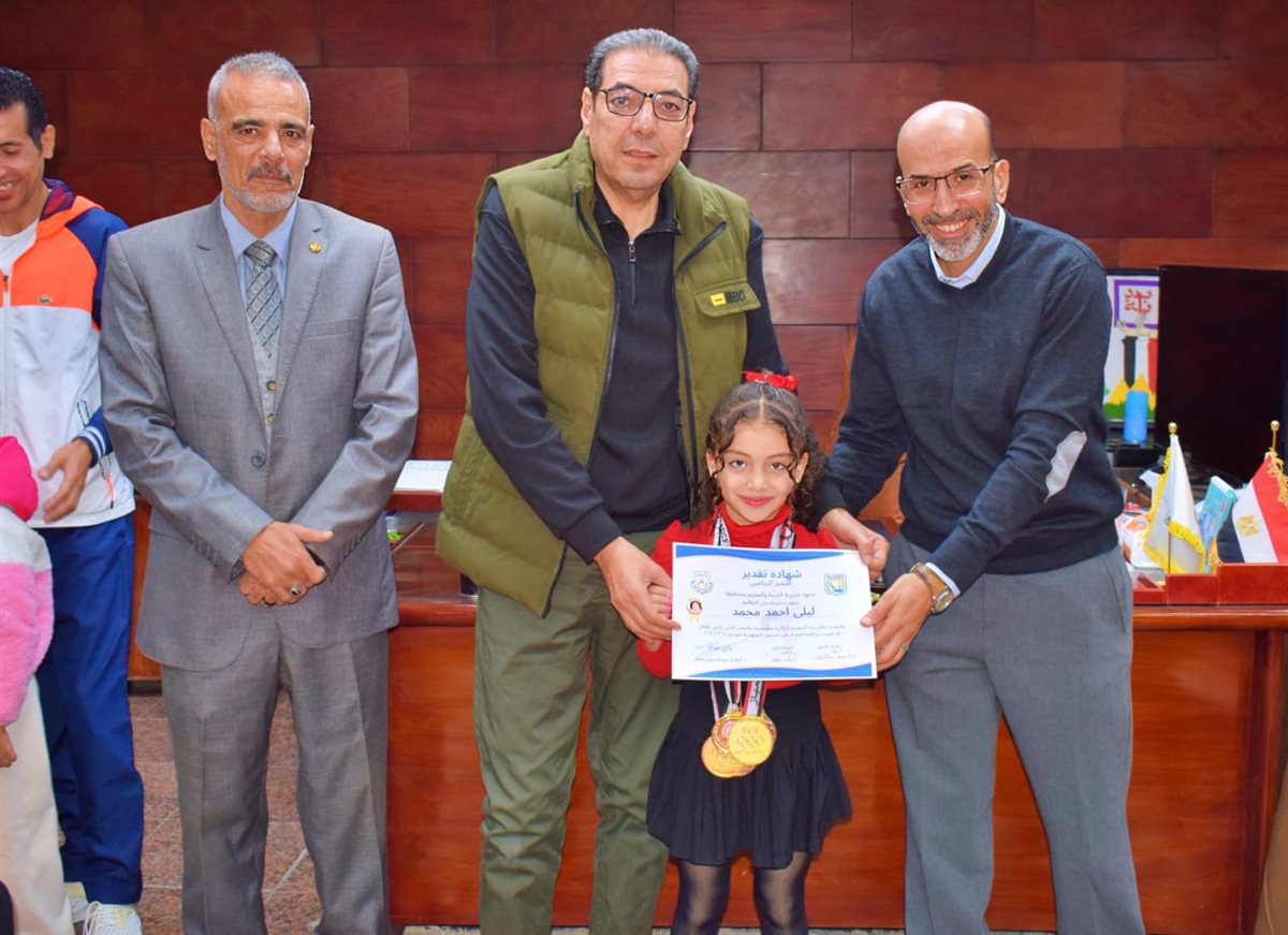 وكيل تعليم جنوب سيناء يكرم فراشات الجمباز والمتفوقين دراسيا