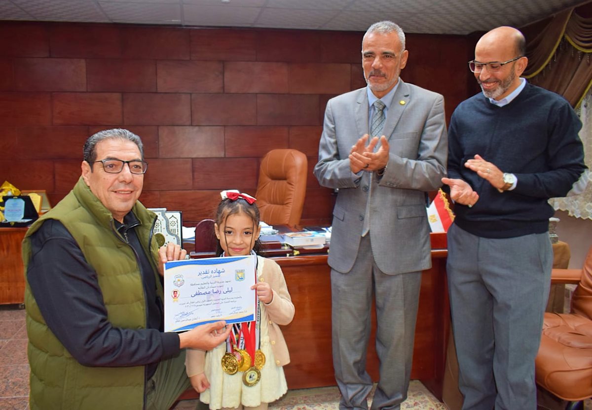 وكيل تعليم جنوب سيناء يكرم فراشات الجمباز والمتفوقين دراسيا