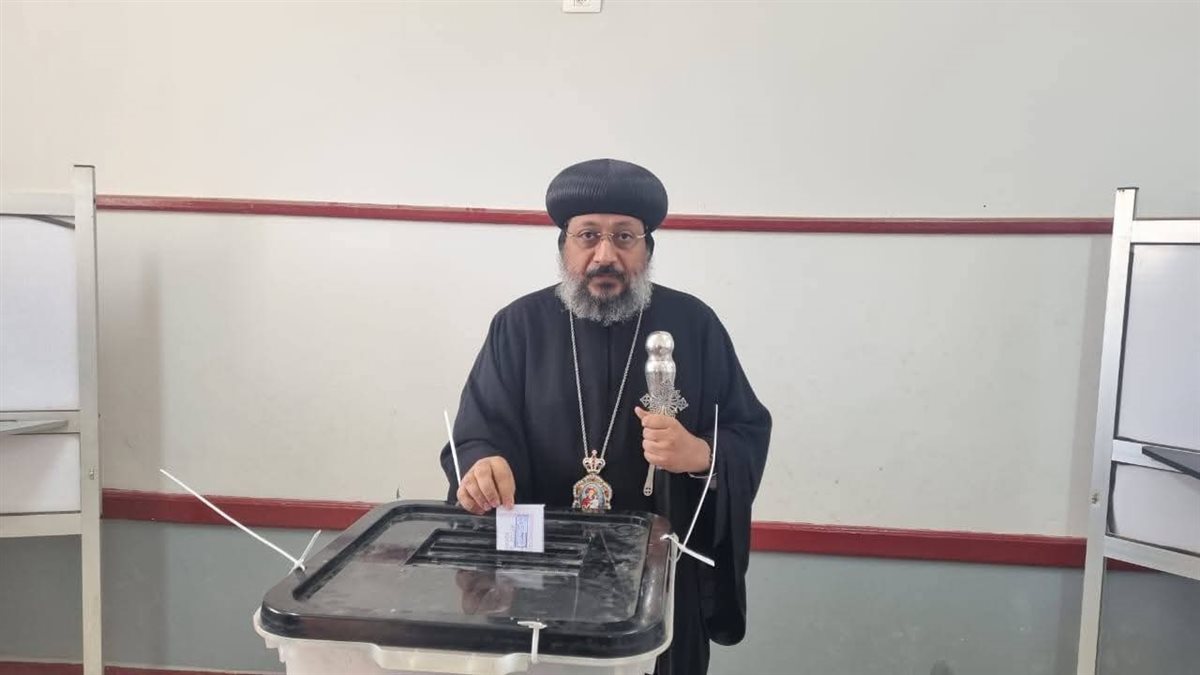 الأنبا أرسانيوس أسقف الوادى الجديد والواحات بصوته فى انتخابات مجلس النواب