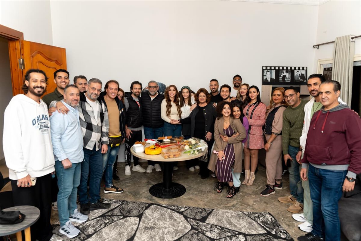 قبل انطلاق تصويره خلال أيام.. بروفات ترابيزة تجمع أبطال مسلسل