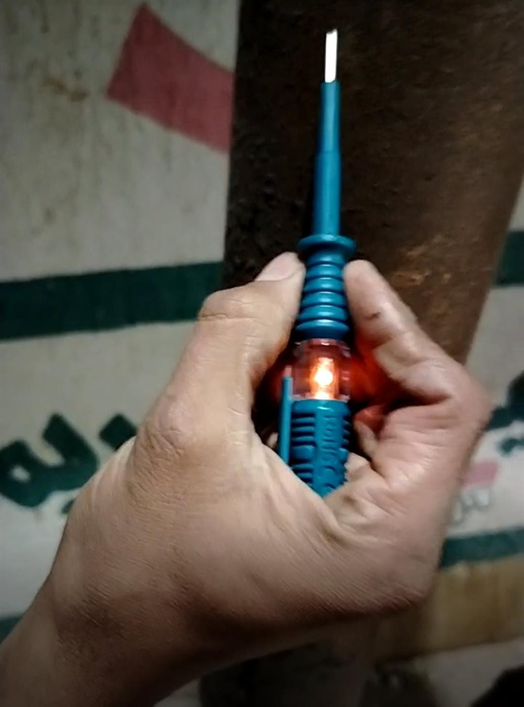 عمود إنارة يهدد حياة المواطنين