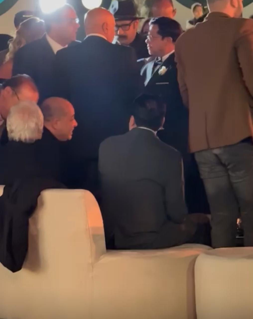 أبو العروسة.. محمد هنيدي يستقبل الحضور من حفل زفاف ابنته ومحمد ثروت وزوجته أول الحضور