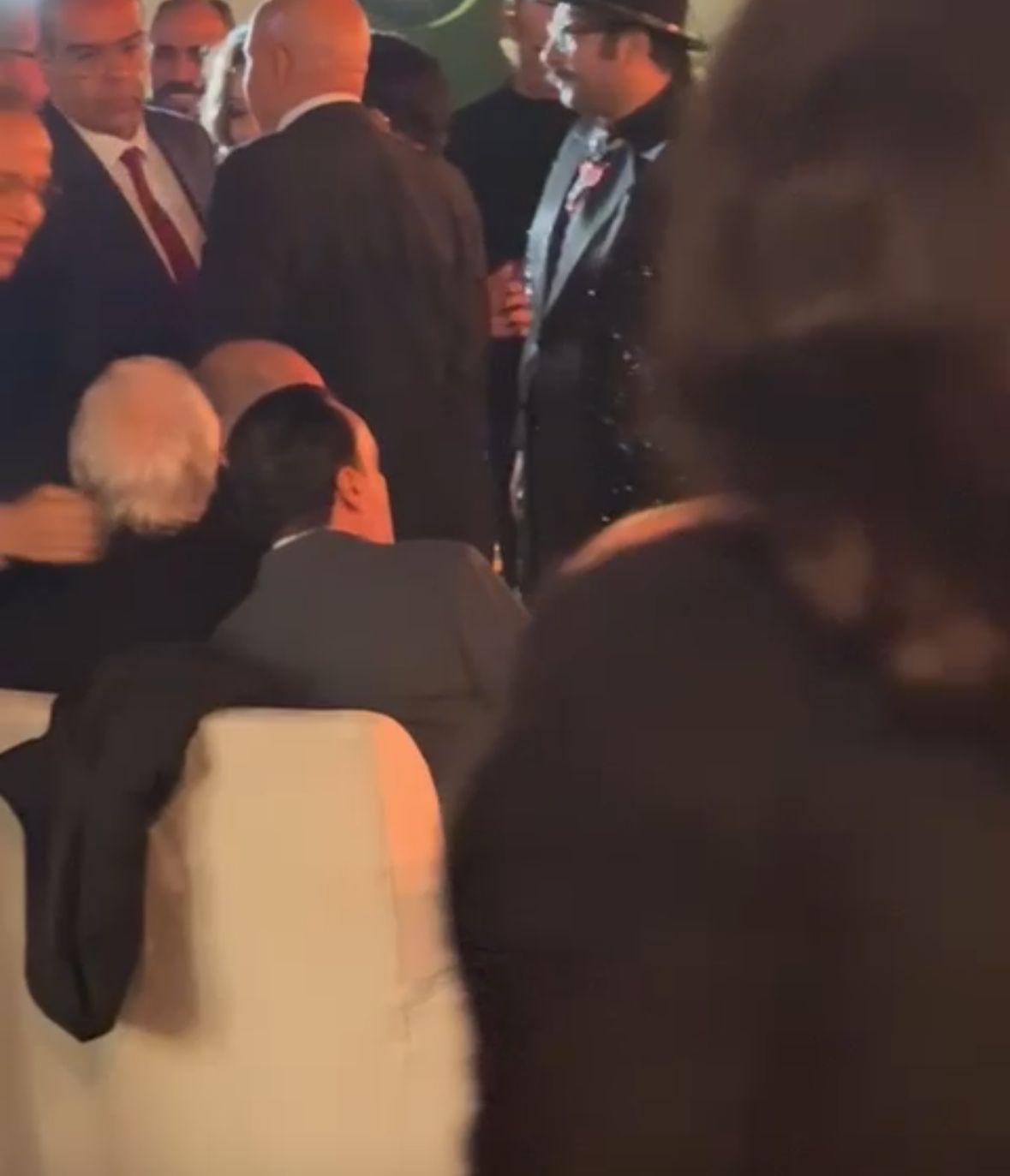 أبو العروسة.. محمد هنيدي يستقبل الحضور من حفل زفاف ابنته ومحمد ثروت وزوجته أول الحضور